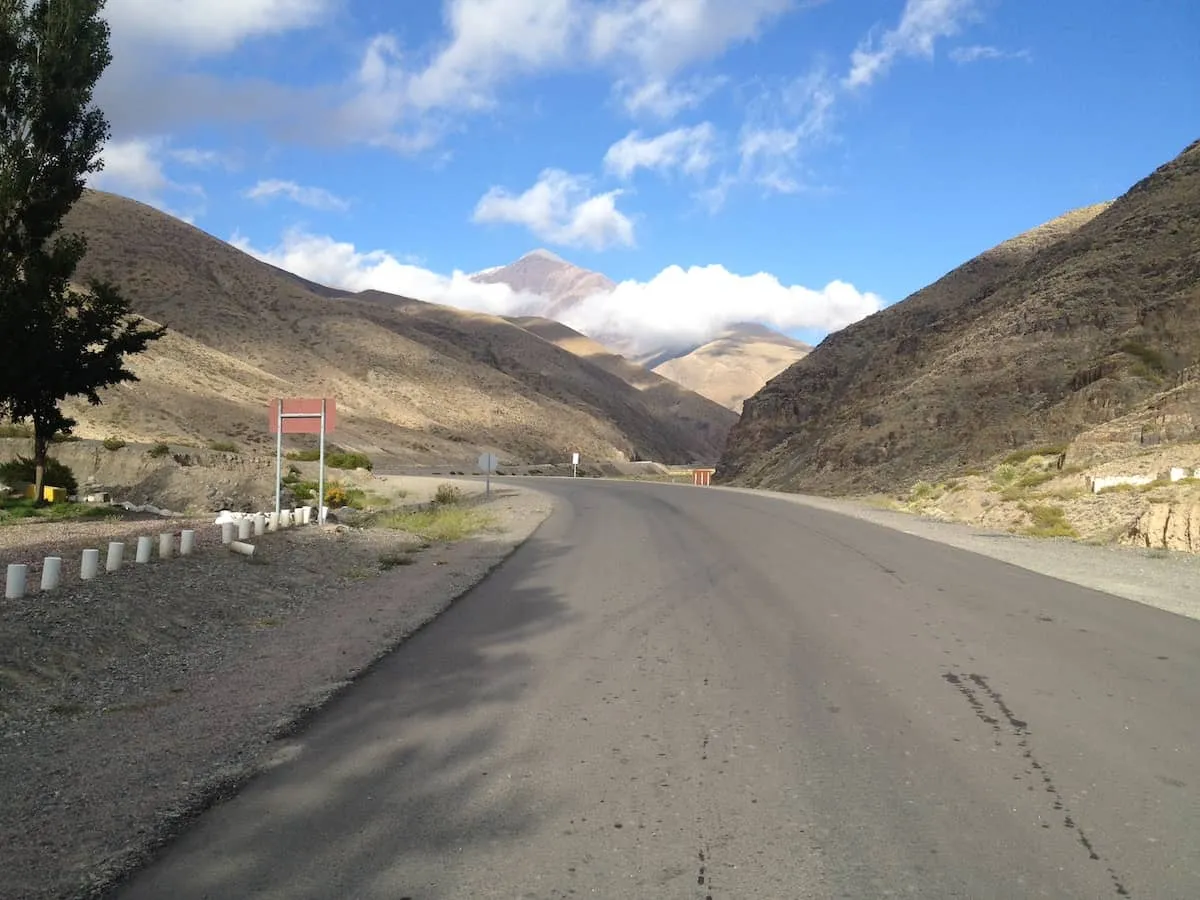 Camino pavimentado hacia el Paso Agua Negra entre montañas de Iglesia, San Juan