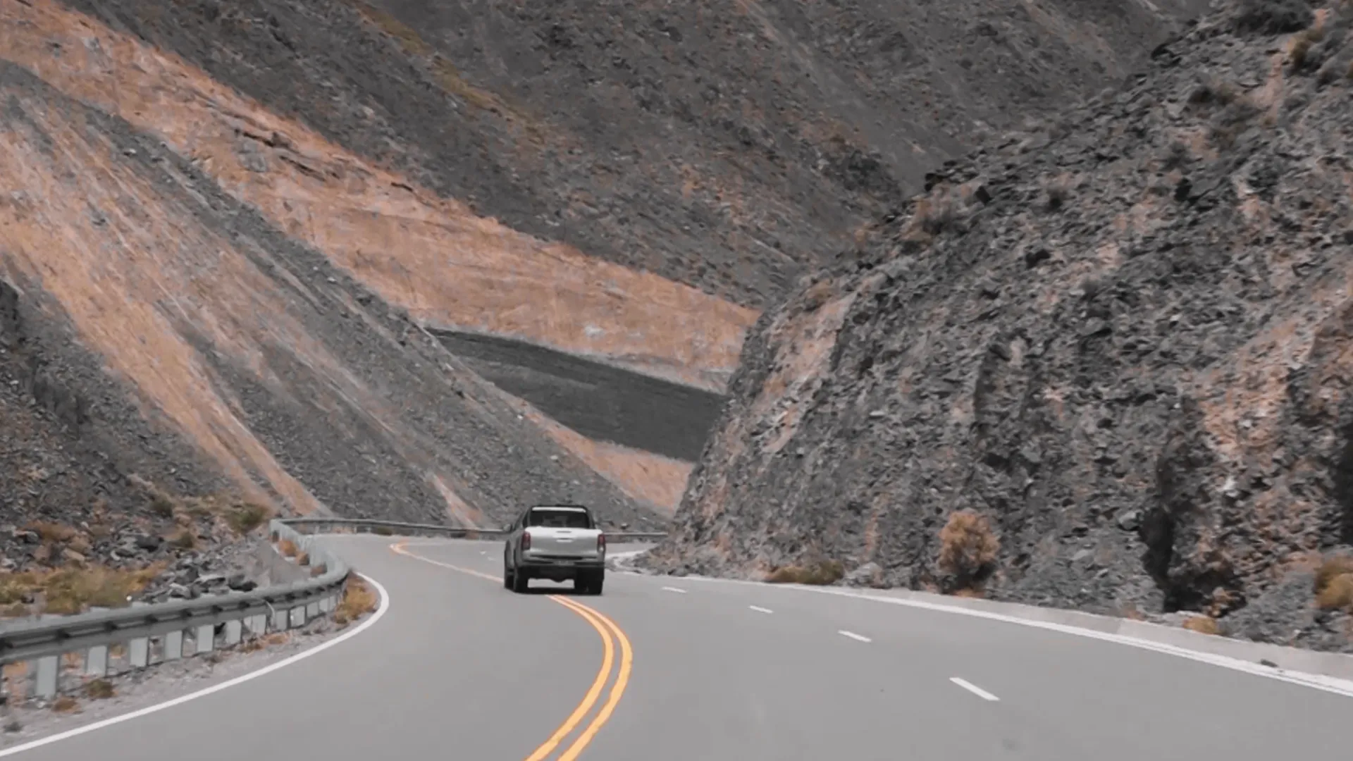 Camioneta circulando por una curva de la ruta de montaña hacia el Paso Agua Negra