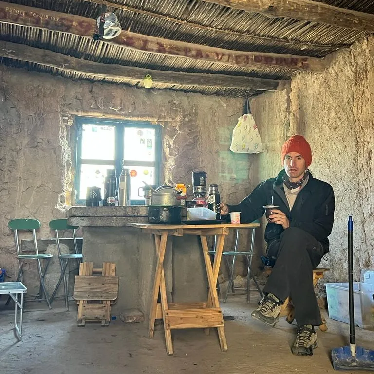 Pablo, guía de Puna Austral, en un refugio de montaña